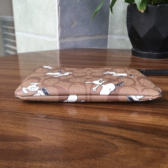 Coach X Peanuts Corner Zip Wristlet Wallet With Snoopy & Woodstock - Picture 4 of 10